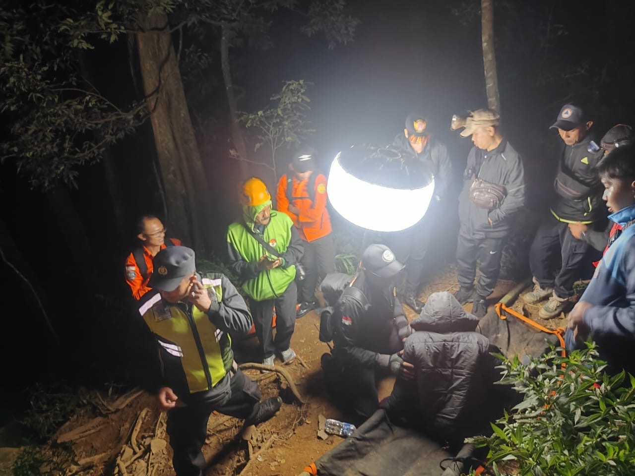 Proses evakuasi dua pendaki yang kelelahan di Gunung Batukaru, Tabanan, Sabtu (30/8).