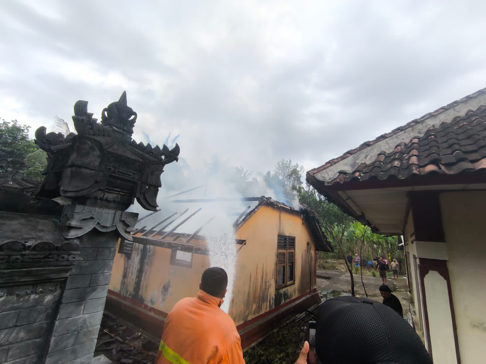 Petugas Damkar Jembrana saat melakukan penanganan peristiwa kebakaran di Banjar Yeh Kuning, Desa Pekutatan, Kecamatan Pekutatan, Kabupaten Jembrana, Sabtu (30/8)