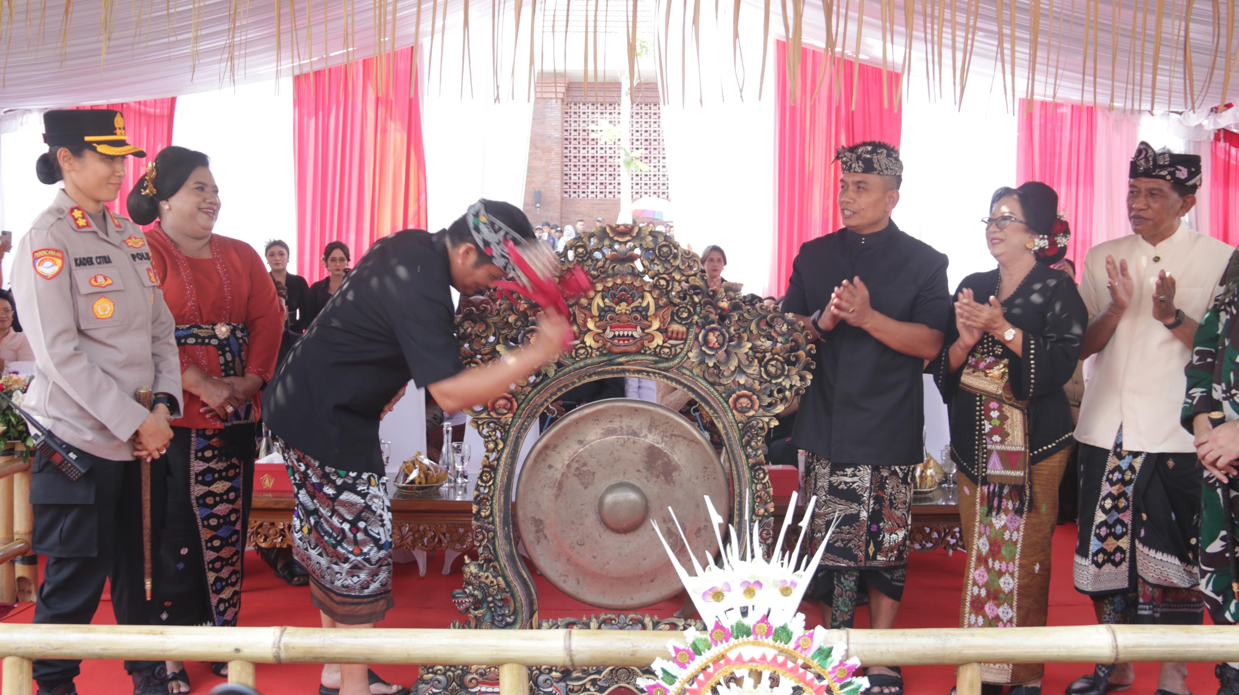 Bupati Jembrana I Made Kembang Hartawan didampingi Wakil Bupati Jembrana I Gede Ngurah Patriana Krisna membuka secara resmi Parade Budaya Hut Kota Negara ke-130, Minggu (31/8).