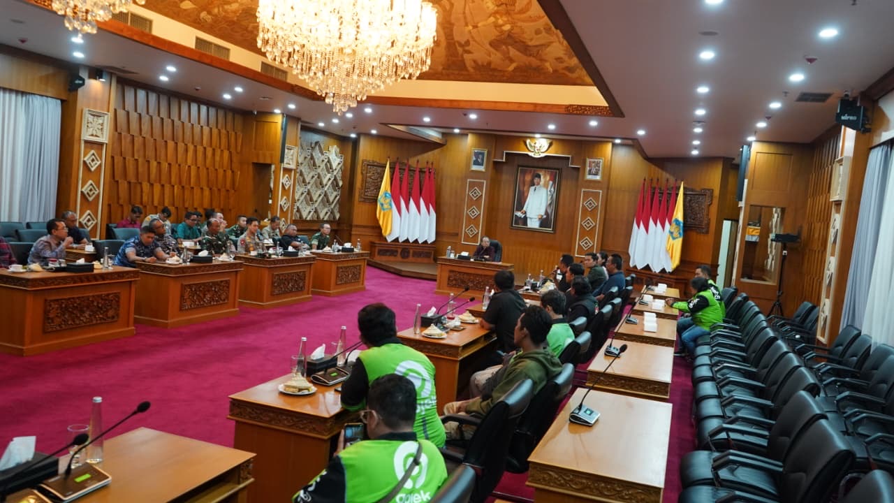 Pertemuan Gubernur Bali Wayan Koster dengan Koordinator Driver Ojol di kediaman Jasa Sabha, Sabtu (30/8).