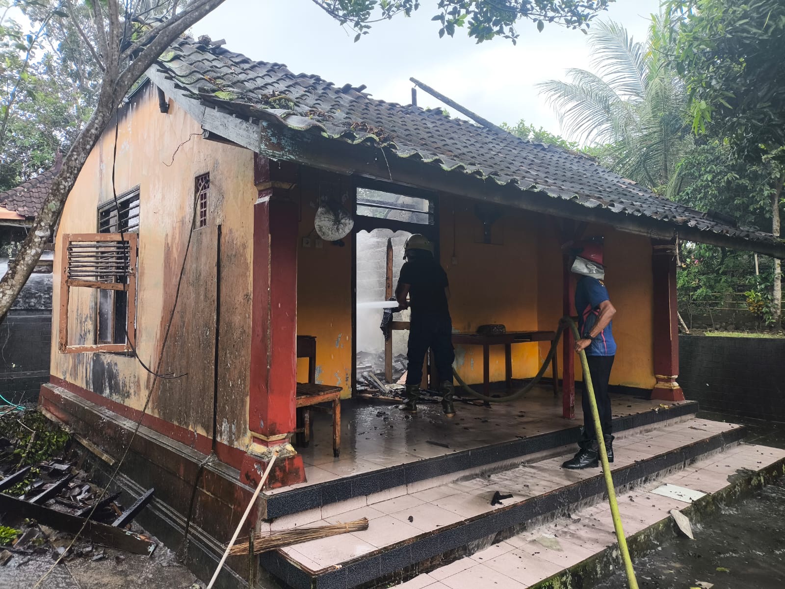 Petugas Damkar Jembrana saat melakukan penanganan peristiwa kebakaran di Banjar Yeh Kuning, Desa Pekutatan, Kecamatan Pekutatan, Kabupaten Jembrana, Sabtu (30/8)