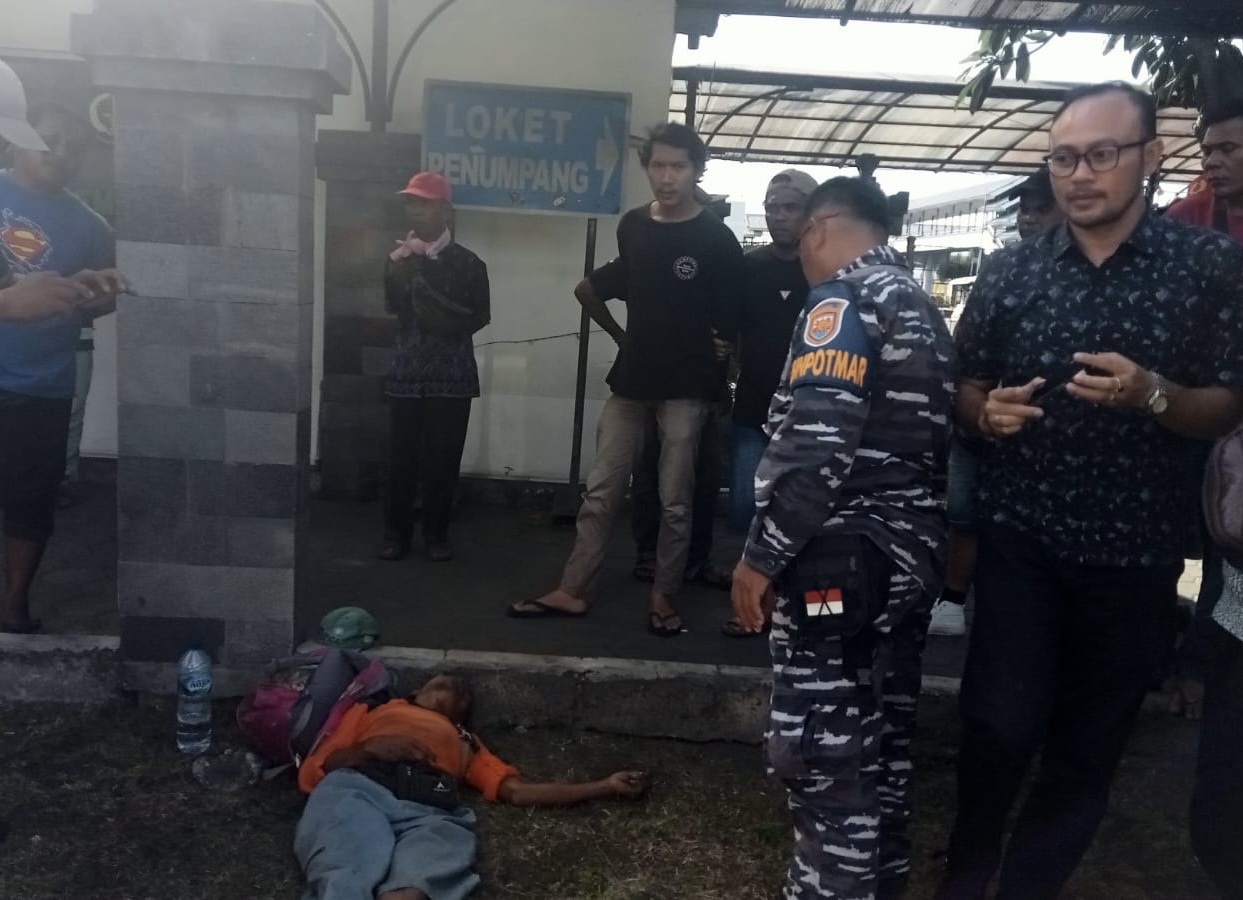 Kondisi korban saat ditemukan tergeletak di depan Kantor Kejaksaan Gilimanuk, Kecamatan Melaya, Kabupaten Jembrana,  Sabtu (30/8)
