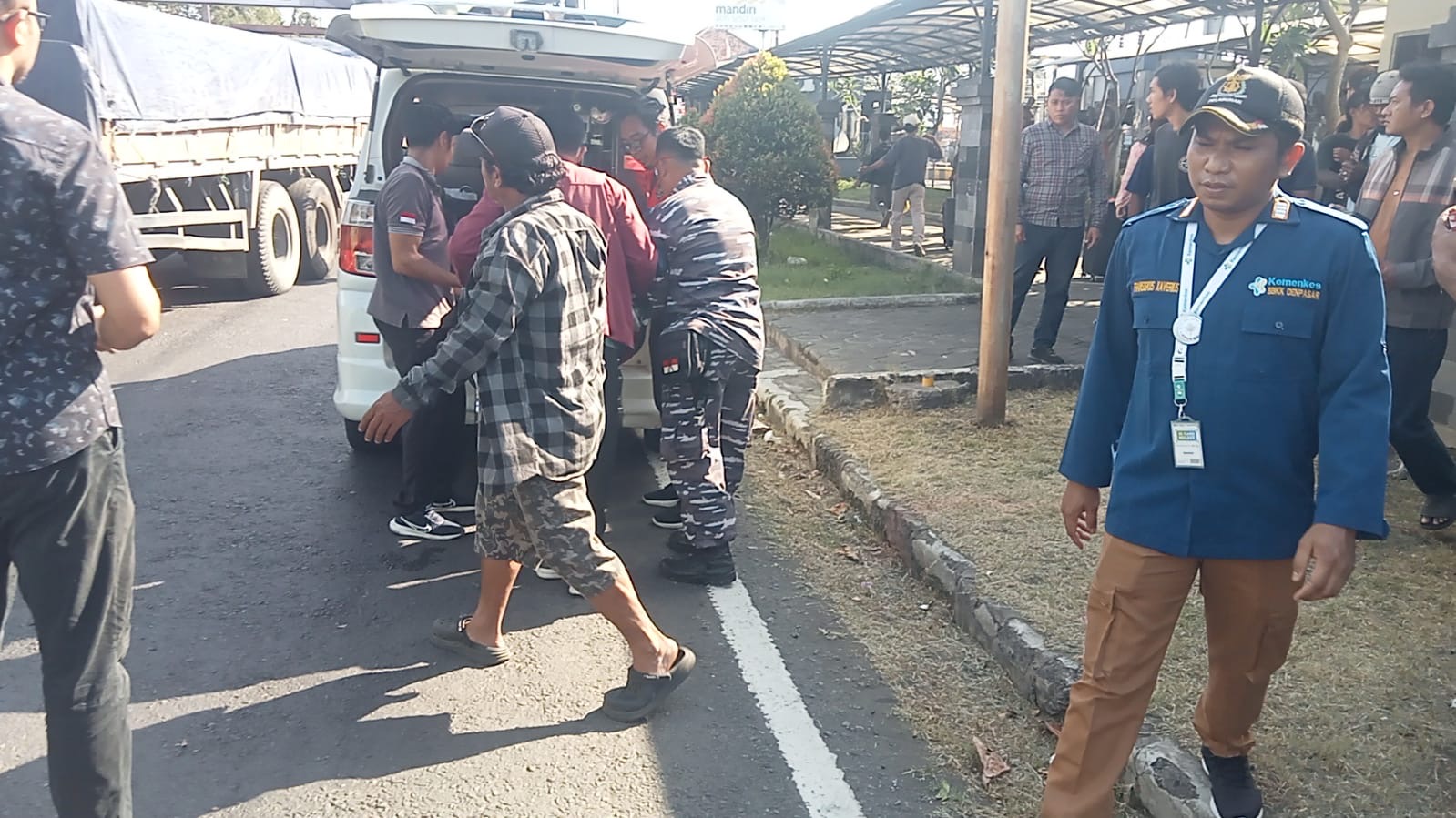 Korban meninggal dunia dievakuasi menggunakan mobil ambulance ke Puskesmas Gilimanuk, Sabtu (30/8).