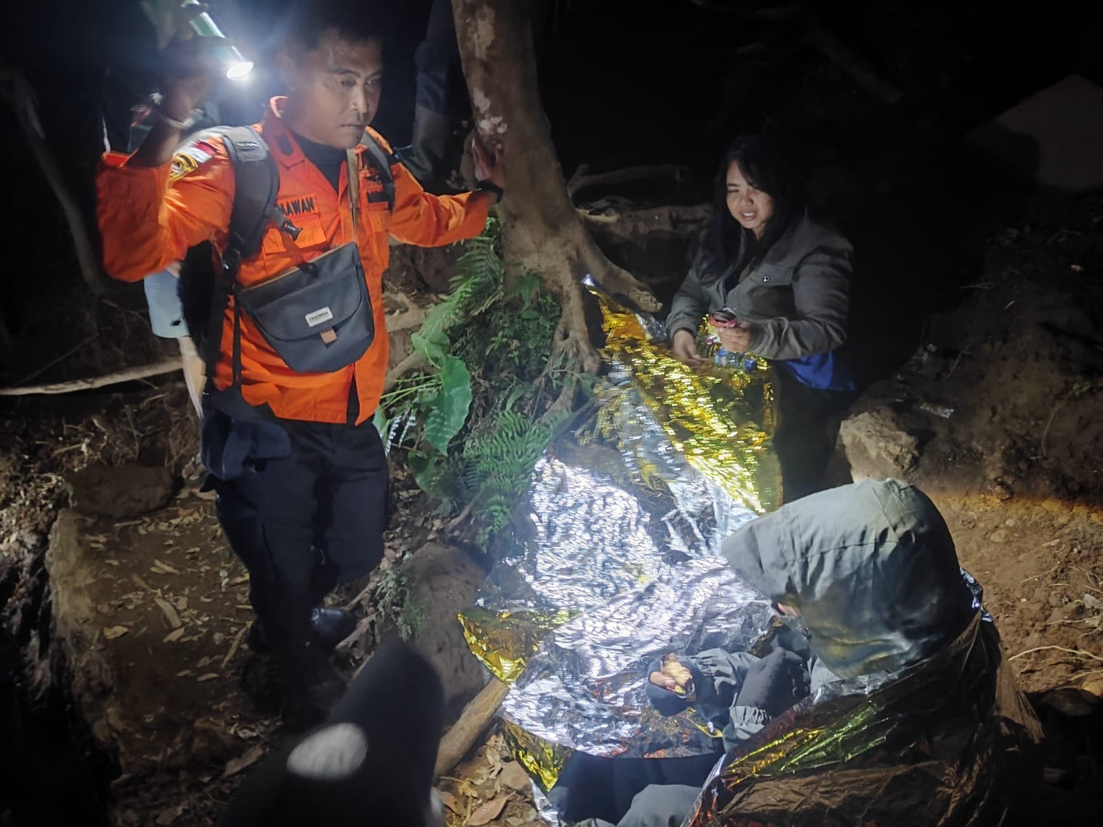 Proses evakuasi dua pendaki yang kelelahan di Gunung Batukaru, Tabanan, Sabtu (30/8).