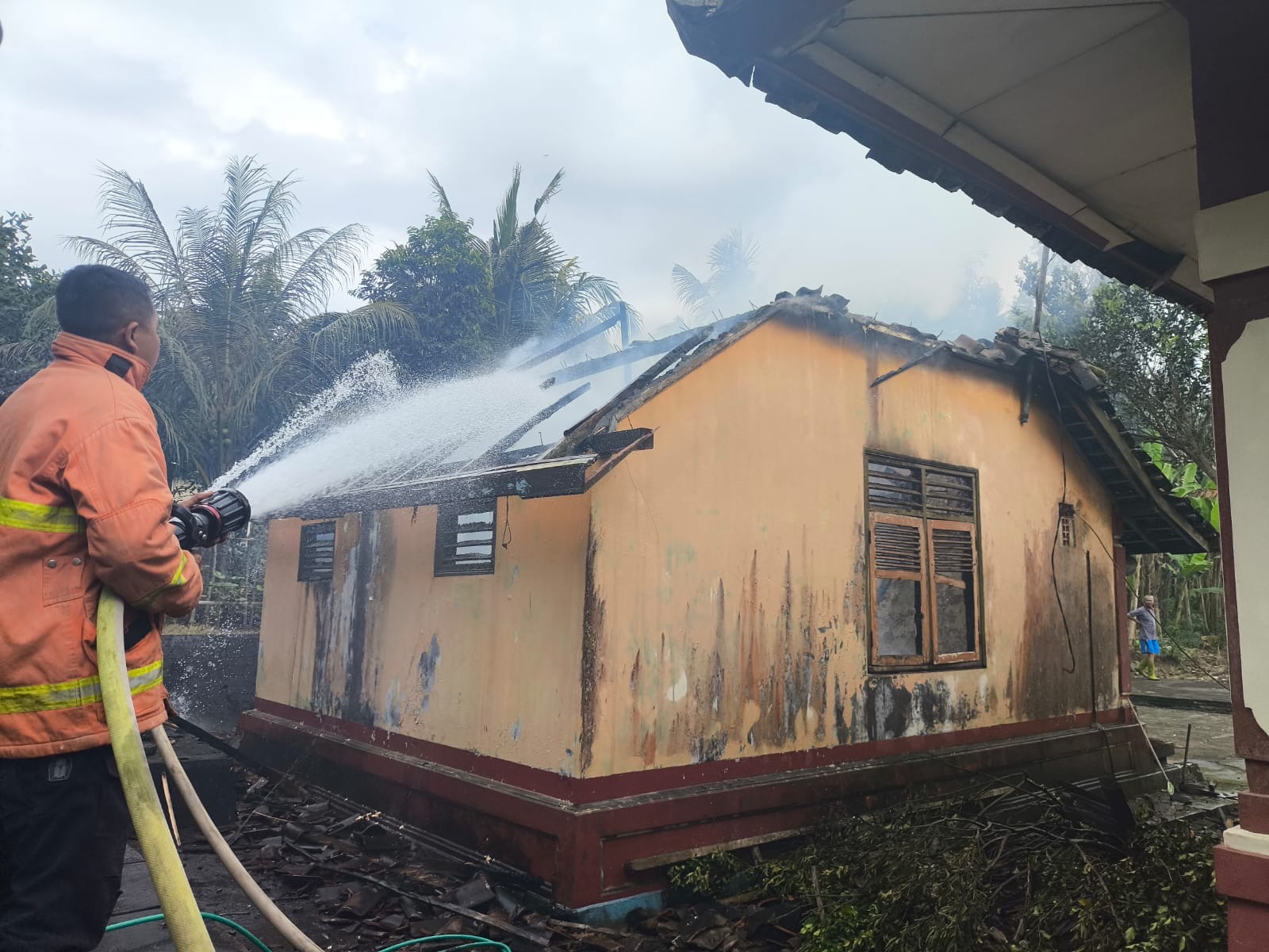 Petugas Damkar Jembrana saat melakukan penanganan peristiwa kebakaran di Banjar Yeh Kuning, Desa Pekutatan, Kecamatan Pekutatan, Kabupaten Jembrana, Sabtu (30/8)