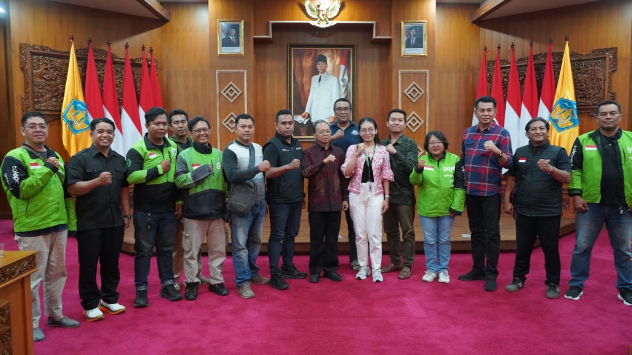 Pertemuan Gubernur Bali Wayan Koster dengan Koordinator Driver Ojol di kediaman Jasa Sabha, Sabtu (30/8).