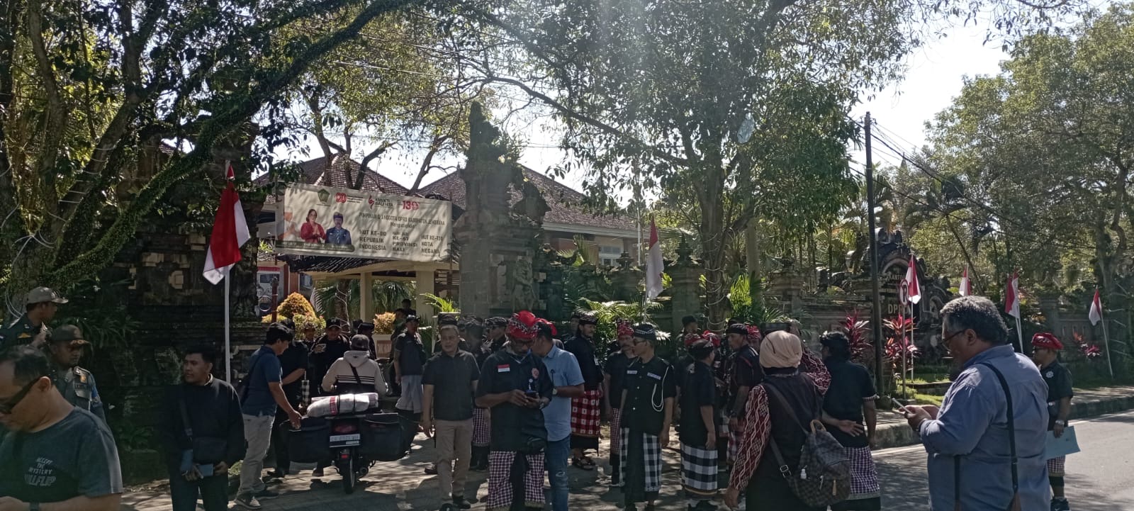 Puluhan pecalang, Banser, Satpol PP, hingga aparat TNI-Polri saat melakukan pengamanan di Kantor DPRD Kabupaten Jembrana, Senin (1/9).