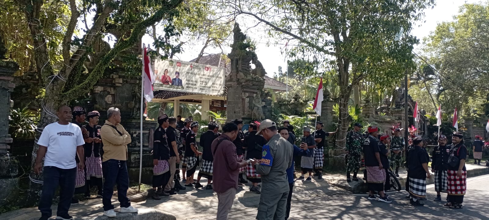 Puluhan pecalang, Banser, Satpol PP, hingga aparat TNI-Polri saat melakukan pengamanan di Kantor DPRD Kabupaten Jembrana, Senin (1/9).