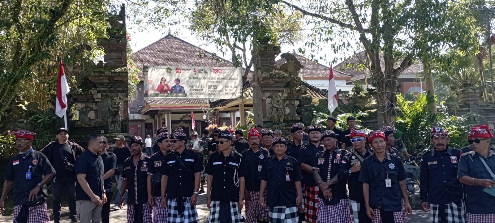 Puluhan pecalang, Banser, Satpol PP, hingga aparat TNI-Polri saat melakukan pengamanan di Kantor DPRD Kabupaten Jembrana, Senin (1/9).
