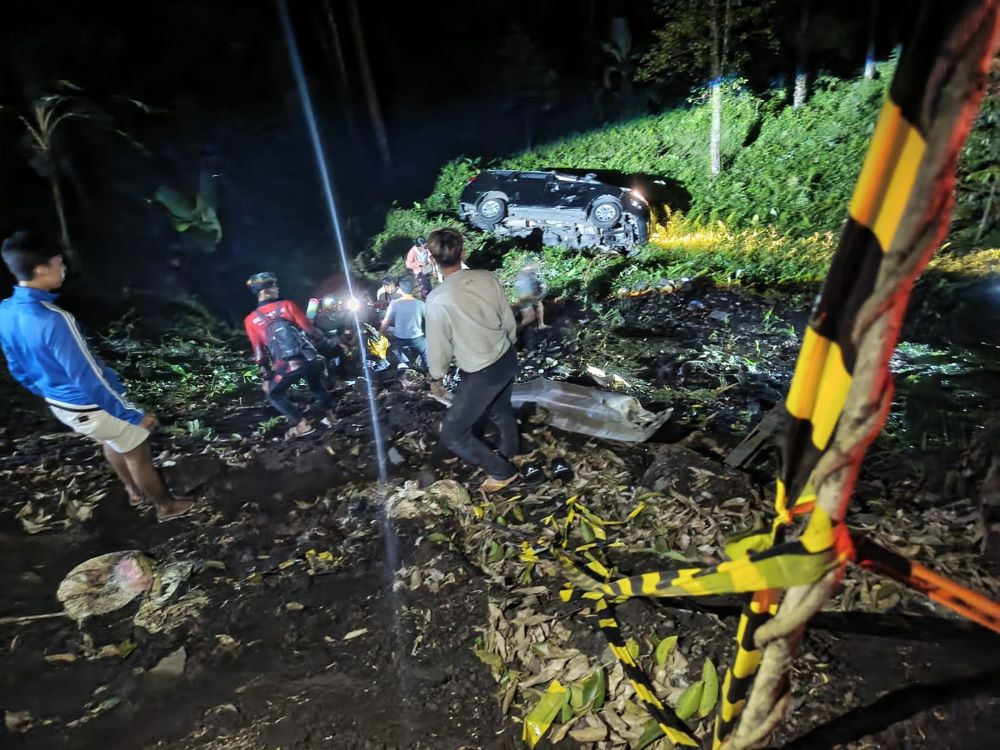 Innova angkut tujuh orang penumpang alami kecelakaan tunggal di jurang Klungkung.