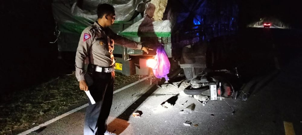 Polantas melakukan olah TKP kecelakaan pengendara motor menabrak truk mogok di jalur Singaraja Gilimanuk.