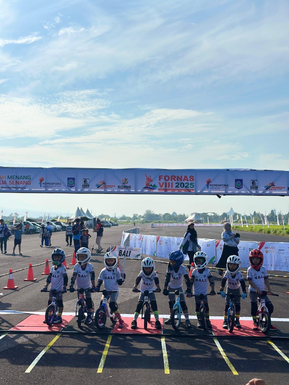 Atlet Asosiasi BMX Indonesia Bali saat bertanding  di ajang Fornas VIII 2025 yang digelar di Nusa Tenggara Barat.