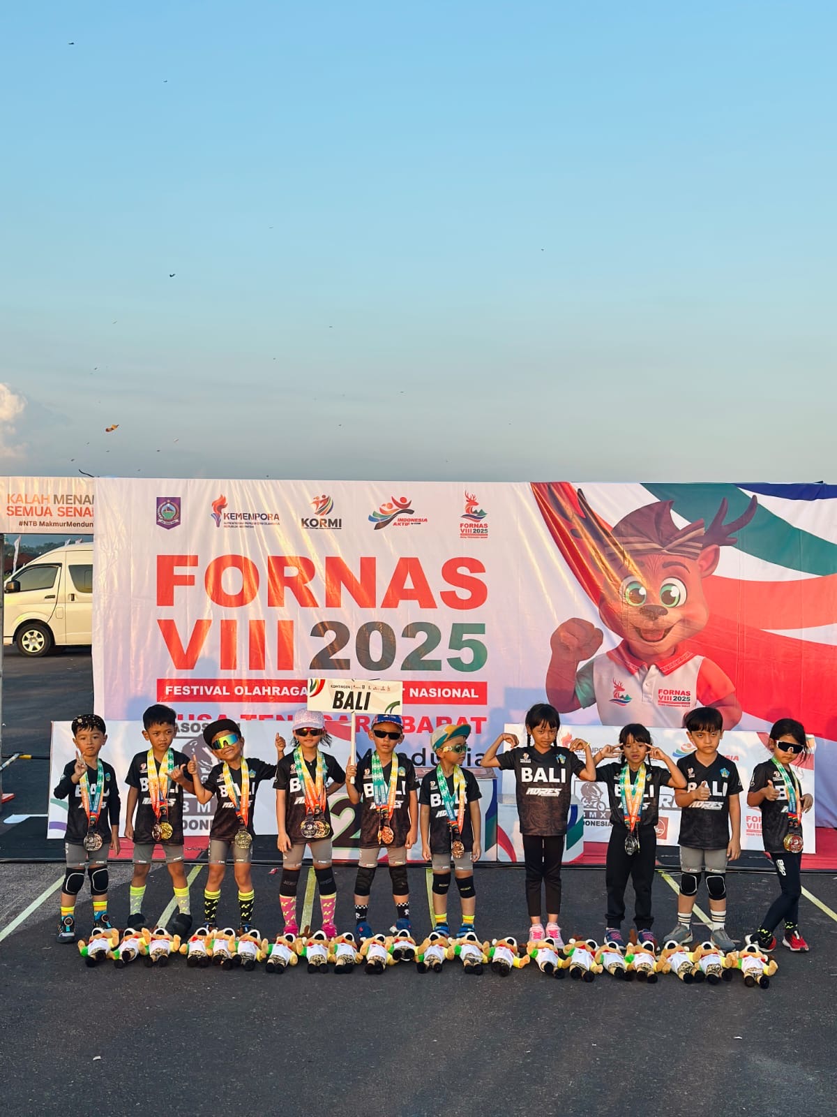 SUMBANG MEDALI : Atlet Asosiasi BMX Indonesia Bali yang berhasil menyumbang medali di ajang Fornas VIII 2025 yang digelar di Nusa Tenggara Barat.
