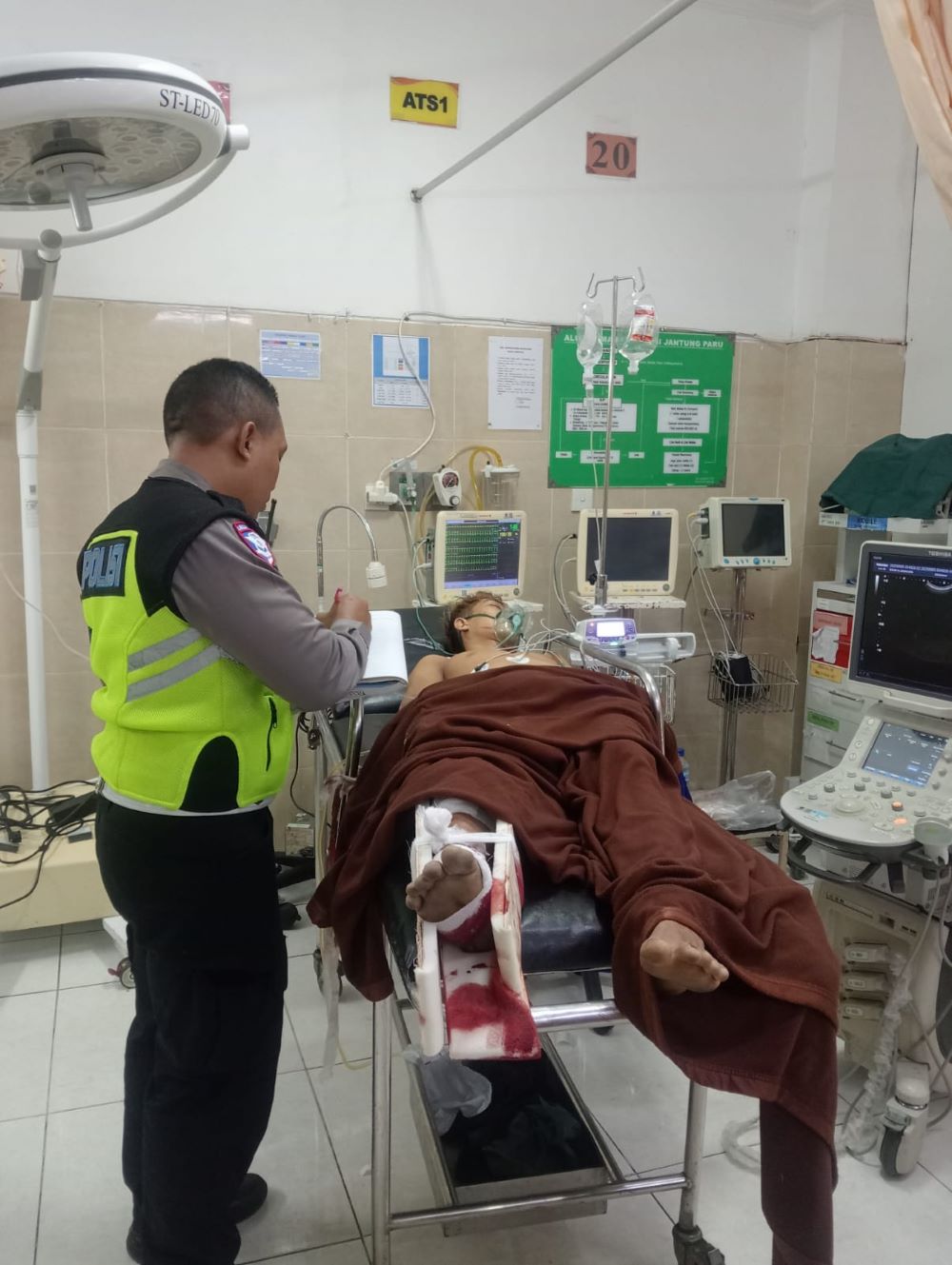 Salah seorang korban kecelakaan di Klungkung mendapatkan perawatan di RSUD.