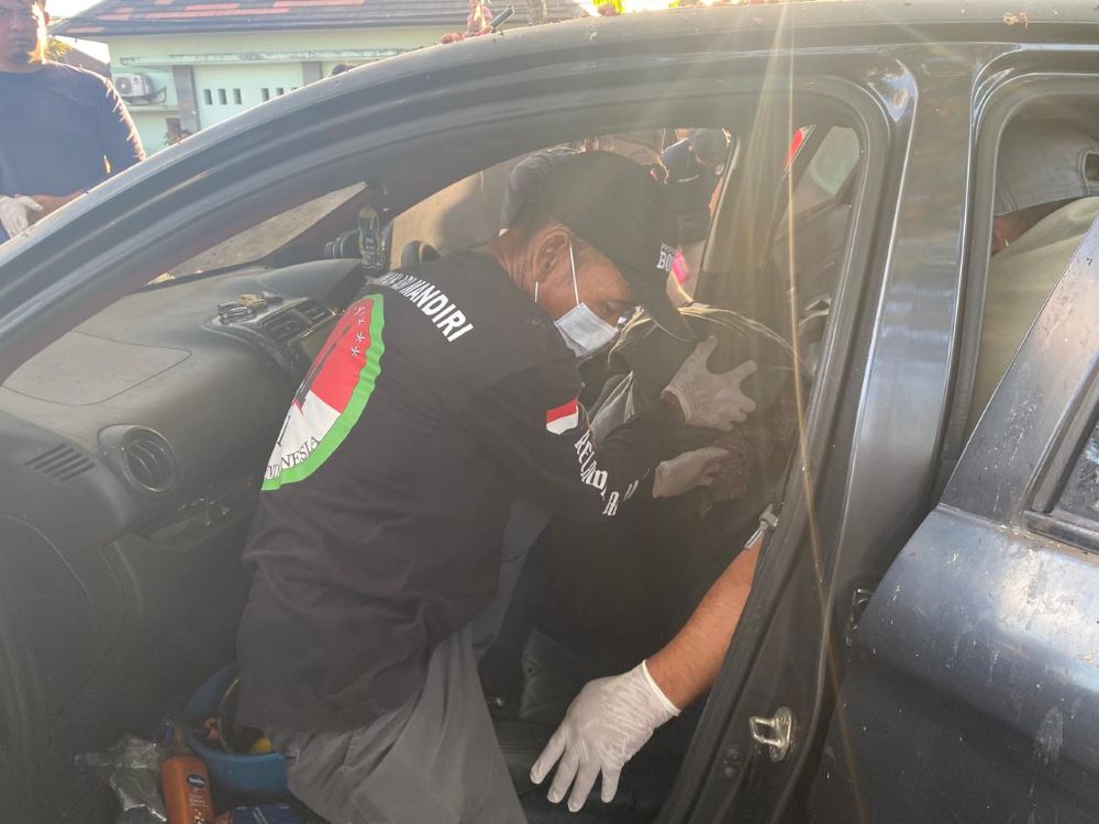 Polisi mengevakuasi mayat pria asal Surabaya yang membusuk di dalam mobil di Benoa Bali.