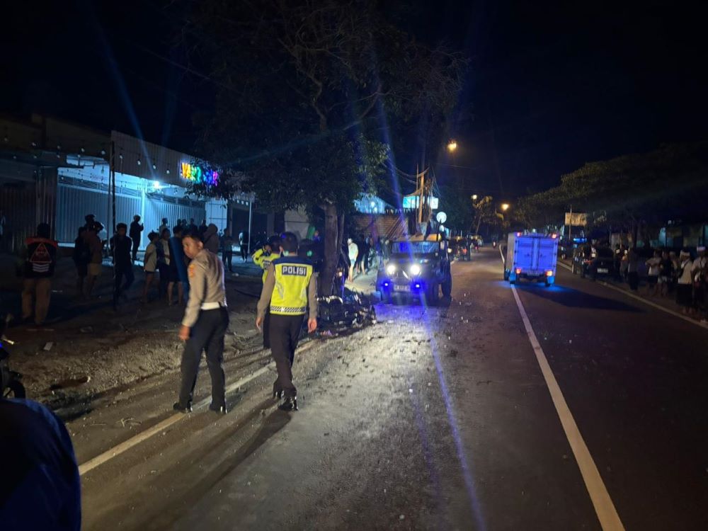 Polantas Polres Badung melakukan olah TKP kecelakaan Pajero vs Vario di Jalan Raya Darmasaba yang mengakibatkan seorang pemuda asal Bangli tewas.