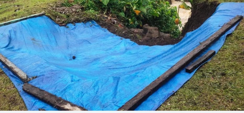 Warga tutup area Setra Bongan yang tertimpa longsor dengan terpal warna biru.