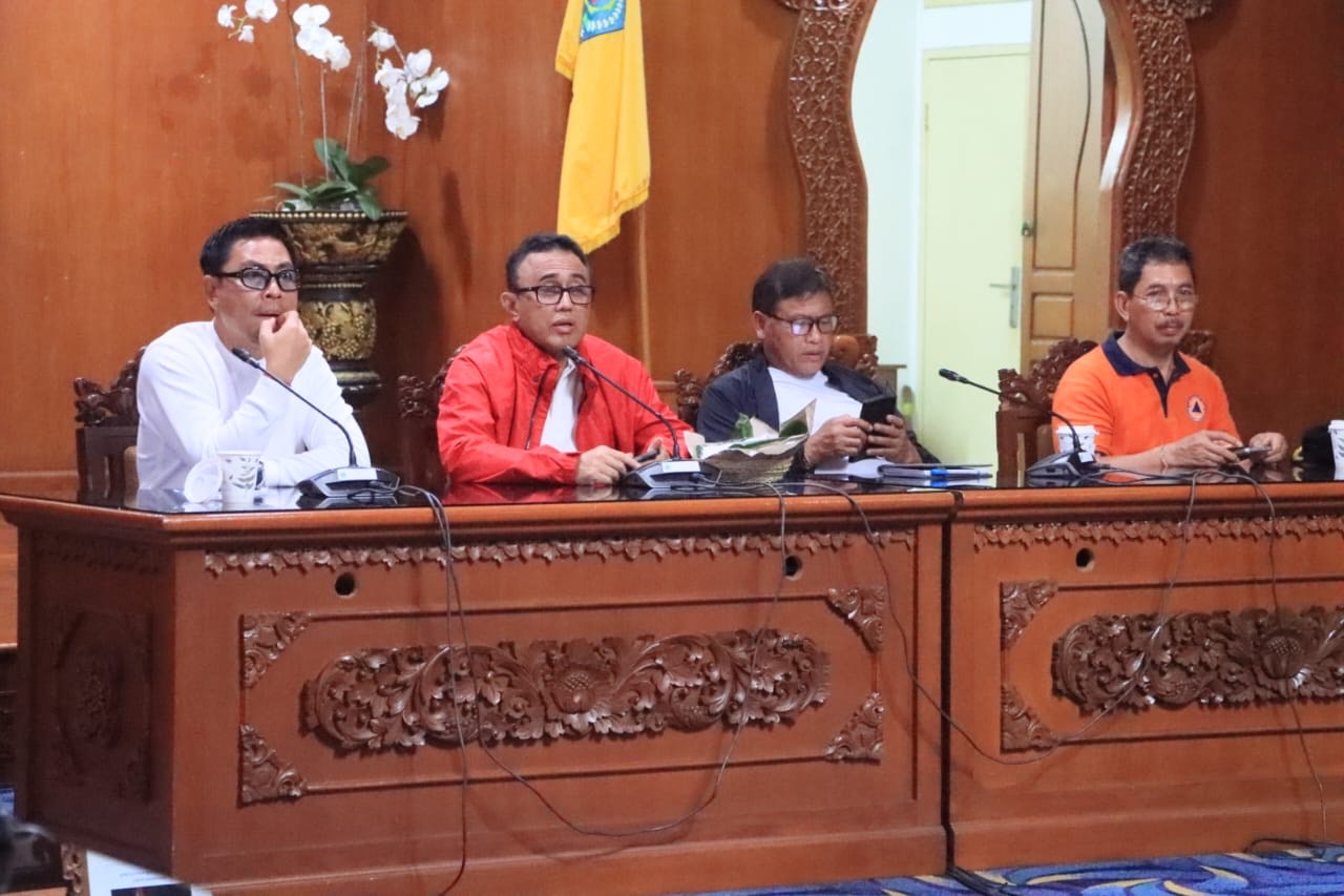 RAPAT: Walikota Denpasar, I Gusti Ngurah Jaya Negara saat memimpin rapat koordinasi penanganan banjir, Rabu (10/9).