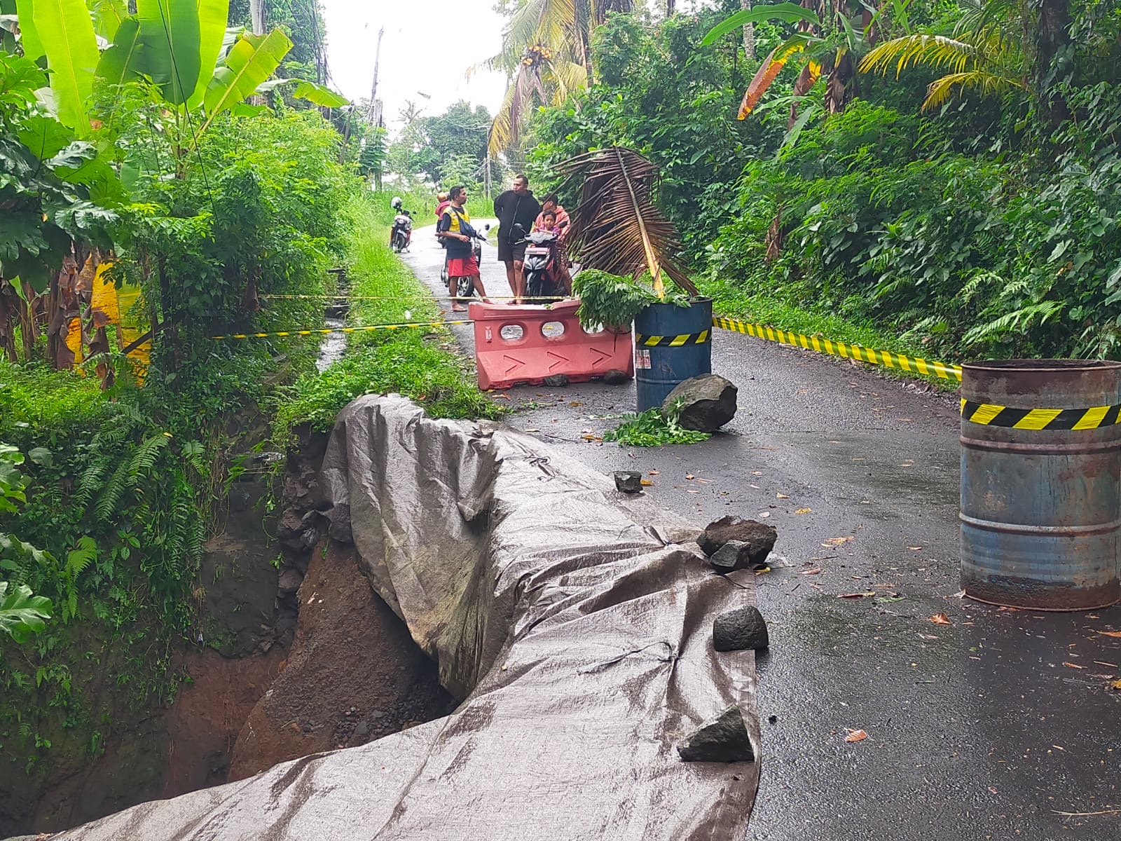 JEBOL: Bahun jalan di Dusun Sidawa, Desa Tamanbali, Bangli, jebol pada Rabu (10/9).