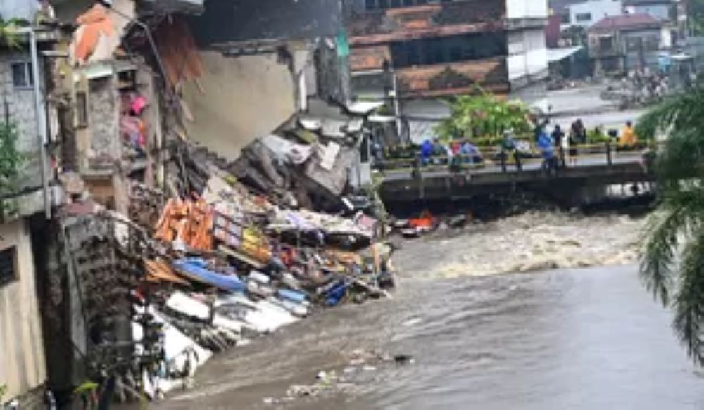 Banjir bandang merobohkan ruko yang berada di bantaran Tukad Badung Denpasar.