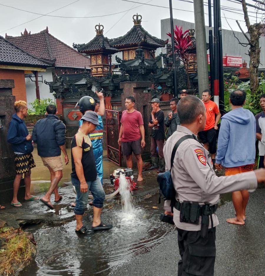 Warga memadati lokasi tewasnya seorang warga Banjar Sebual, Desa Dangintukadaya, Kecamatan Jembrana, Rabu (10/9) akibat tersetrum listrik.
