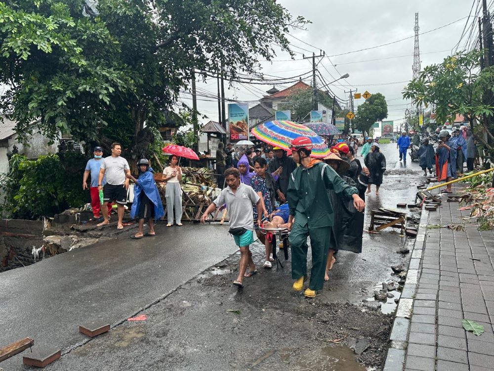 Jenazah korban banjir bandang di Kuta Utara Badung, Endang Cahyaning Ayu dievakuasi petugas ke RS Mangusada.