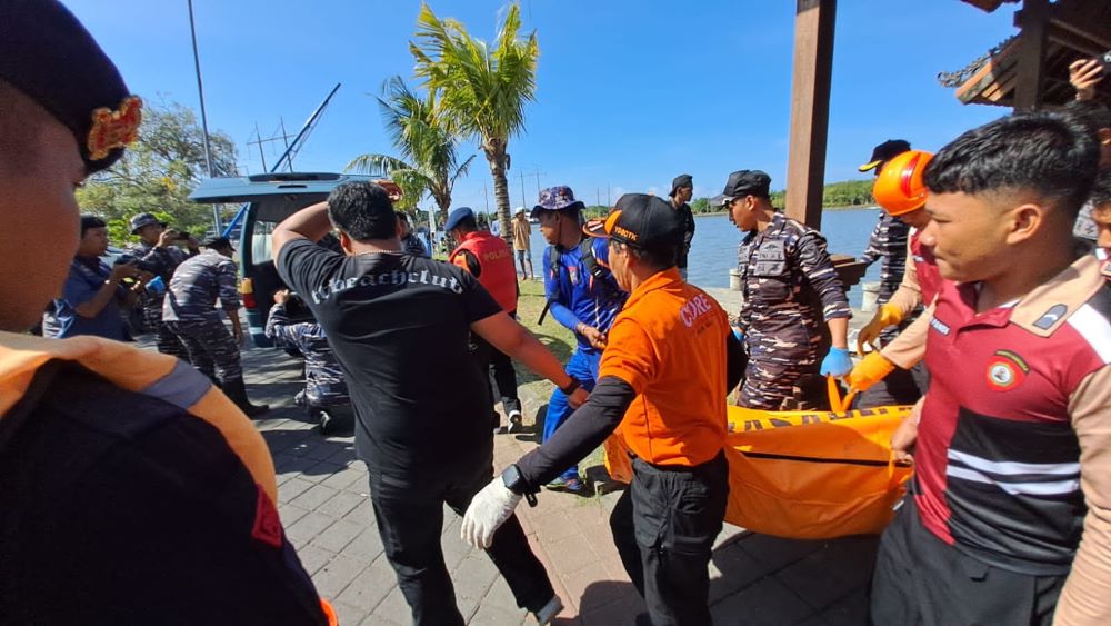 Tim SAR gabungan mengevakuasi jenazah korban banjir bandang di Bali dari Bendungan Tukad Badung.