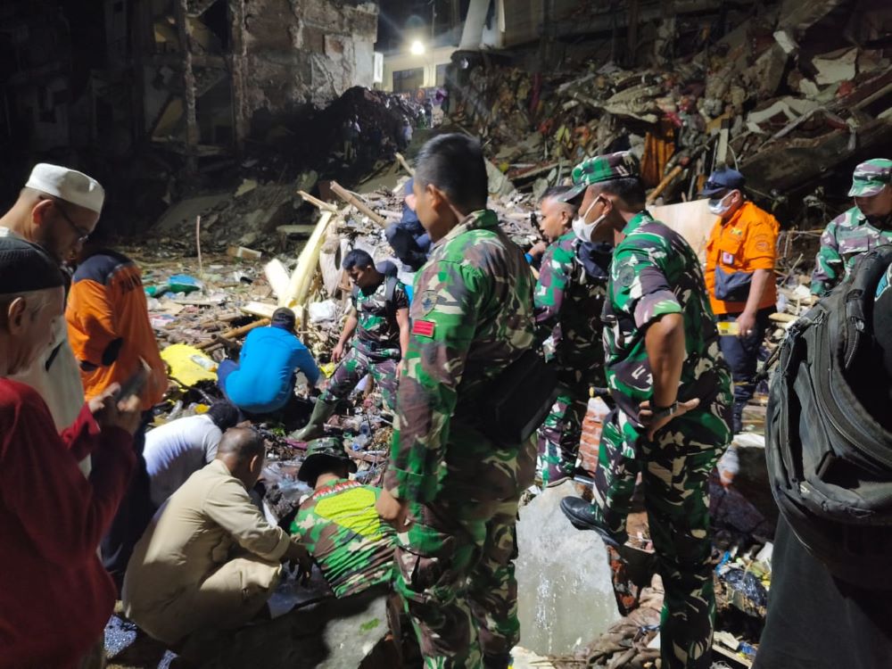 Tim SAR gabungan menemukan jenazah nenek Mamunah diantara reruntuhan ruko paska banjir bandang di Denpasar.