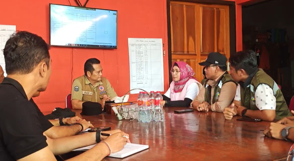 Bupati Kabupaten Jembrana, I Made Kembang Hartawan (dua dari kiri) dan Manager PT PLN (Persero) UP3 Bali Utara, Elashinta (tengah) melakukan koordinasi dalam rangkaian kegiatan penyerahan Bantuan