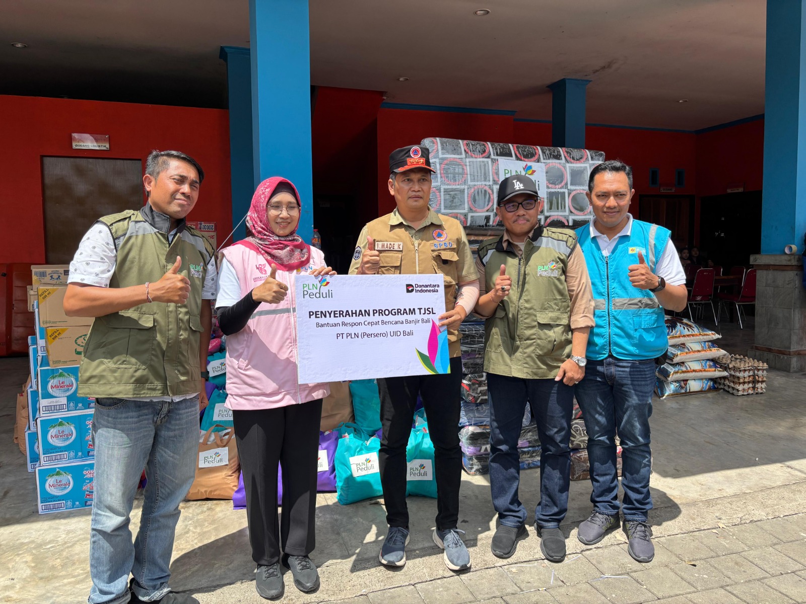 Manager PLN UP3 Bali Utara, Elashinta (dua dari kiri) menyerahkan Bantuan Respon Cepat Bencana Banjir Bali dan diterima langsung Bupati Kabupaten Jembrana,  I Made Kembang Hartawan (tengah).