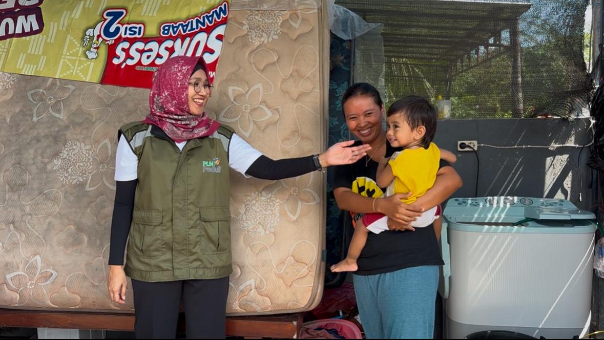 Manager PLN UP3 Bali Utara, Elashinta (kiri) menyapa dan memberikan bantuan warga terdampak banjir di Desa Dauhwaru Kabupaten Jembrana