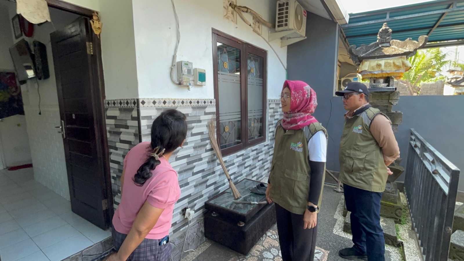 Memastikan kondisi kelistrikan daerah terdampak banjir tetap aman, Manager PLN UP3 Bali Utara, Elashinta (tengah) memeriksa dan memberikan sosialisasi keselamatan listrik kepada warga terdampak banjir