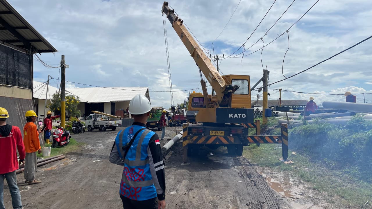 Petugas PLN melakukan pengawasan pada pekerjaan penggantian Tiang patah pasca banjir Rabu, 10 September 2025 di Kabupaten Jembrana