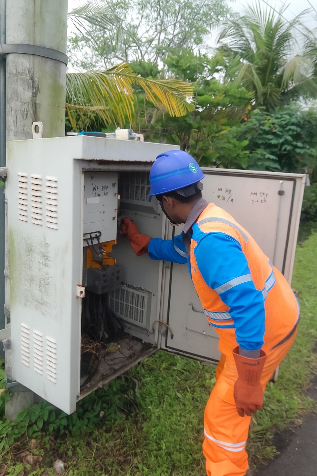Petugas Pelayanan Teknik PLN UP3 Bali Utara melakukan pemeriksaan pada peralatan listrik terdampak banjir