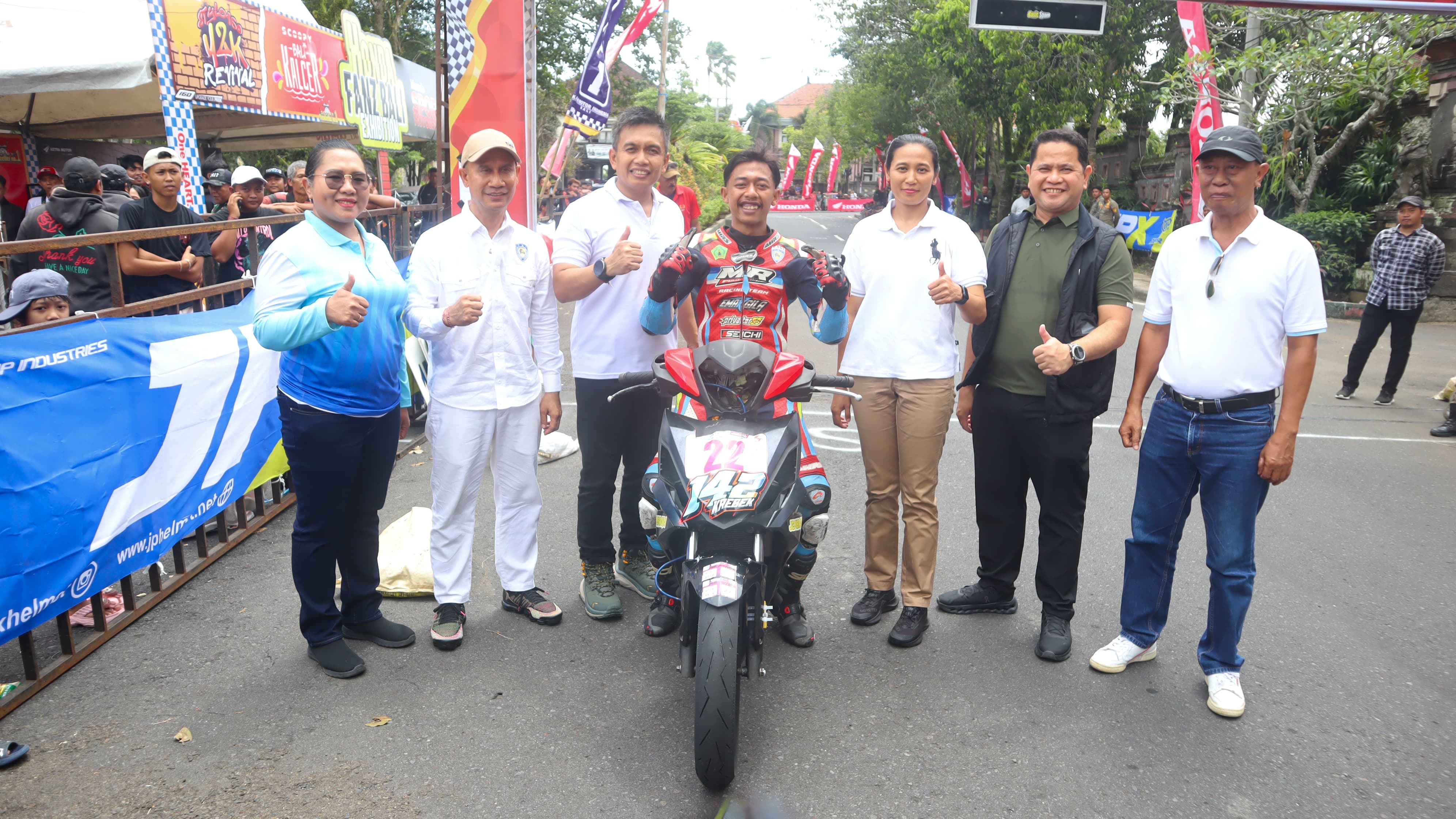 Kadek Krisna Darma Putra berhasil tampil gemilang dan sukses meraih medali emas di kelas Bebek 150 Modif Perorangan, Minggu (15/9).