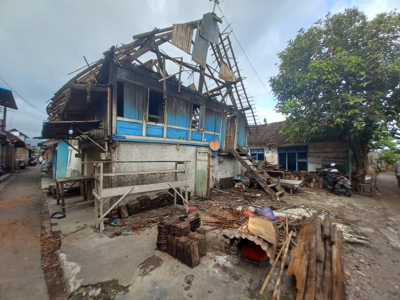 Kondisi rumah panggung milik Tajudin Nur di Kelurahan Loloan Barat pasca diterjang angin kencang.
