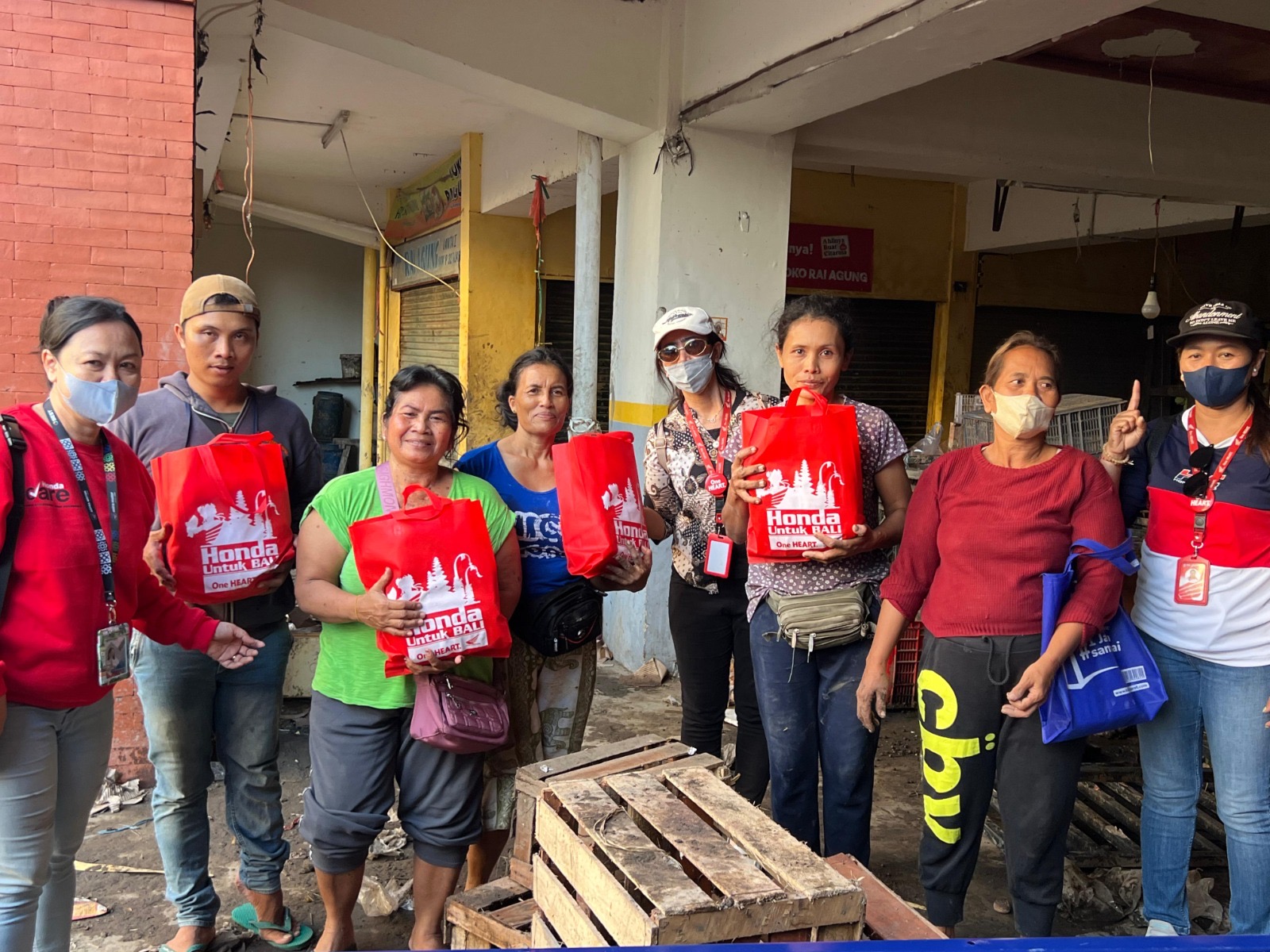 Penyaluran bantuan paket sembako dari Honda Bali bersama Dealer Tirto Agung Motor kepada warga terdampak.