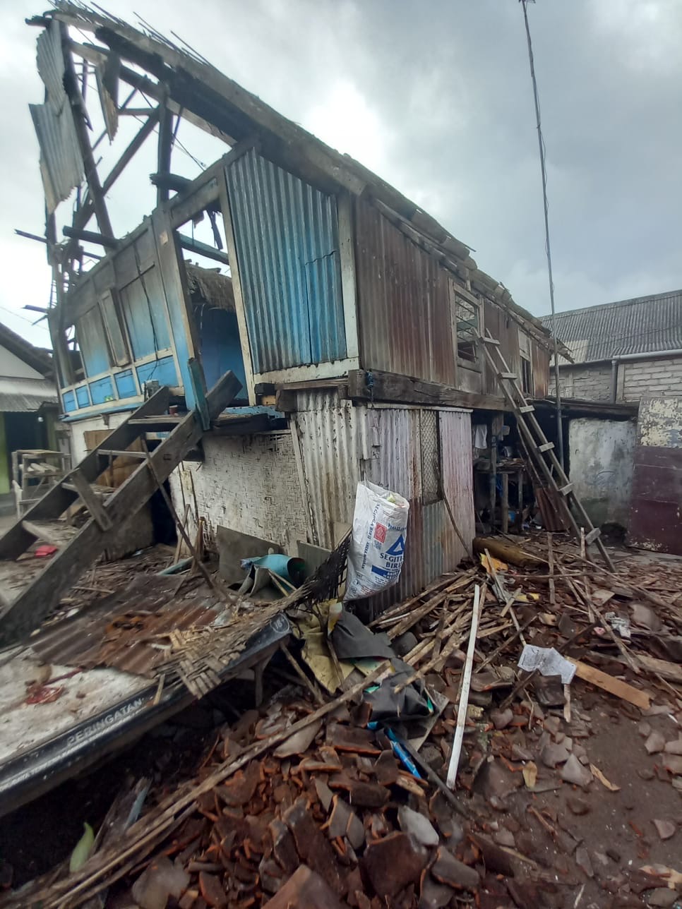 Kondisi rumah panggung milik Tajudin Nur di Kelurahan Loloan Barat pasca diterjang angin kencang.
