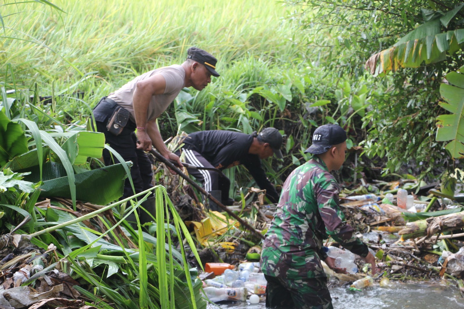 Gotorng royong pasca banjir di Desa Budeng, Minggu (14/9).