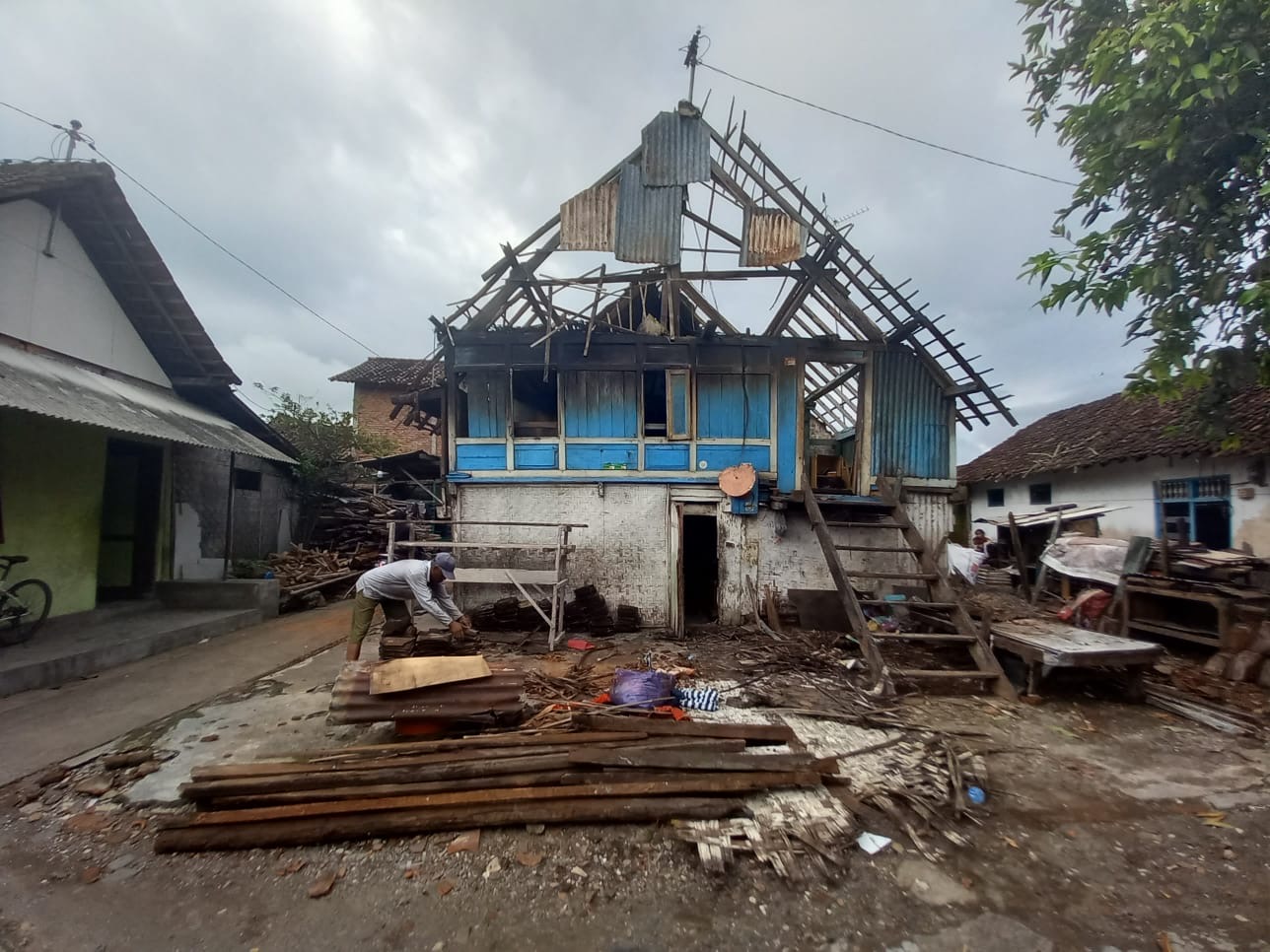 Kondisi  rumah panggung milik Tajudin Nur di Kelurahan Loloan Barat pasca diterjang angin kencang.