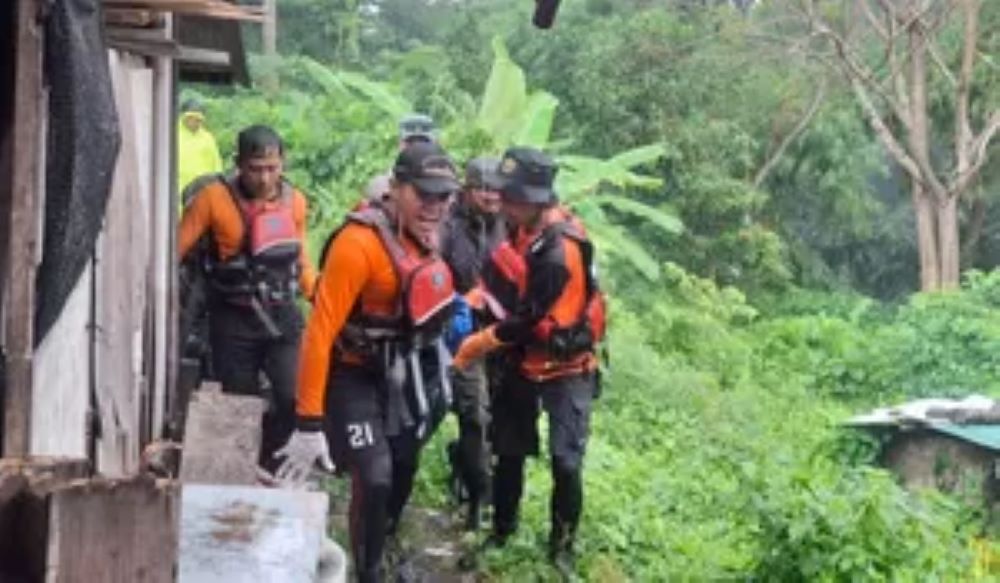 Tim SAR gabungan mengevakuasi jenazah Suwandi korban banjir Bali dari aliran Tukad Badung Denpasar.