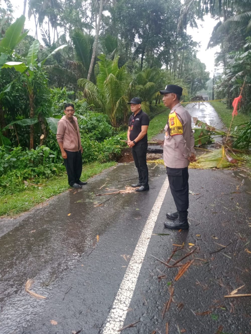 Hujan deras mengakibatkan jalan jebol di Desa Sukajati Kecamatan Abiansemal Badung pada Selasa (16/9/2025).