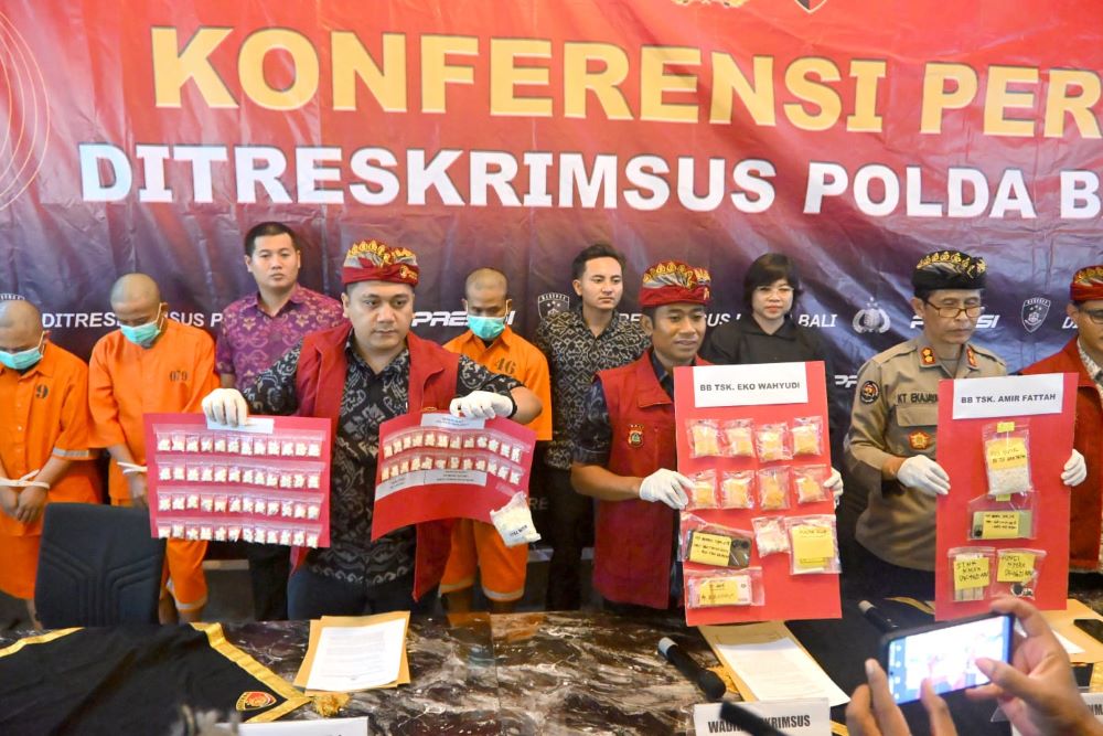 Pengungkapan tiga tersangka sindikat peredaran obat keras ilegal oleh Polda Bali.
