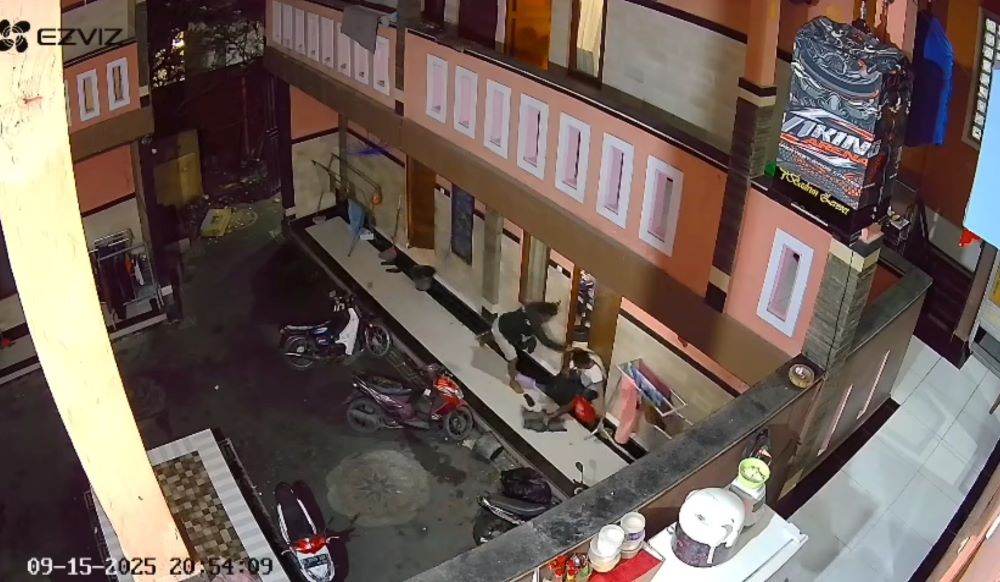 Tempat kejadian perkara (TKP) pria Palembang dibacok teman sendiri di rumah kos Glogor Carik Denpasar Selatan terekam jelas di CCTV.