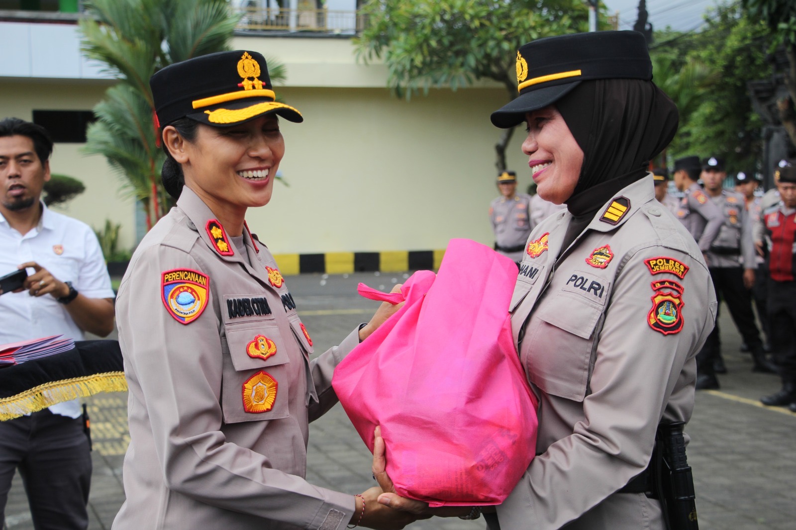 Kapolres Jembrana AKBP Kadek Citra Dewi Suparwati menyerahkan bantuan kepada 23 personel Polres Jembrana yang terdampak banjir.