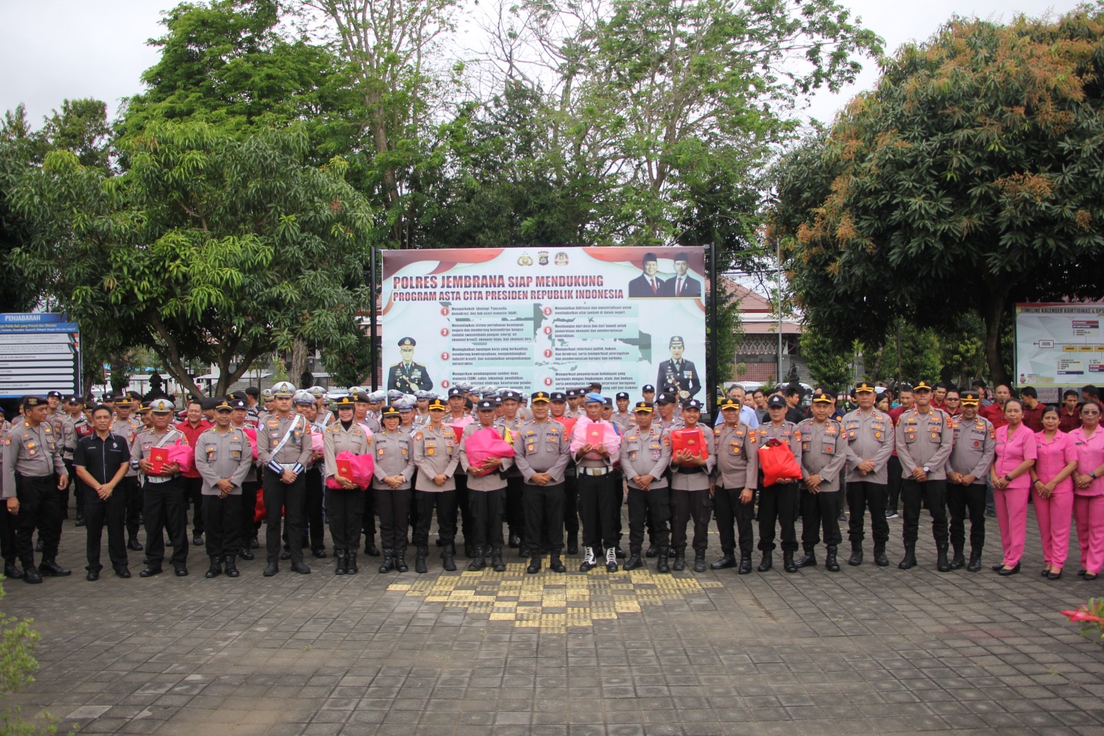 Kapolres Jembrana AKBP Kadek Citra Dewi Suparwati menyerahkan bantuan kepada 23 personel Polres Jembrana yang terdampak banjir.
