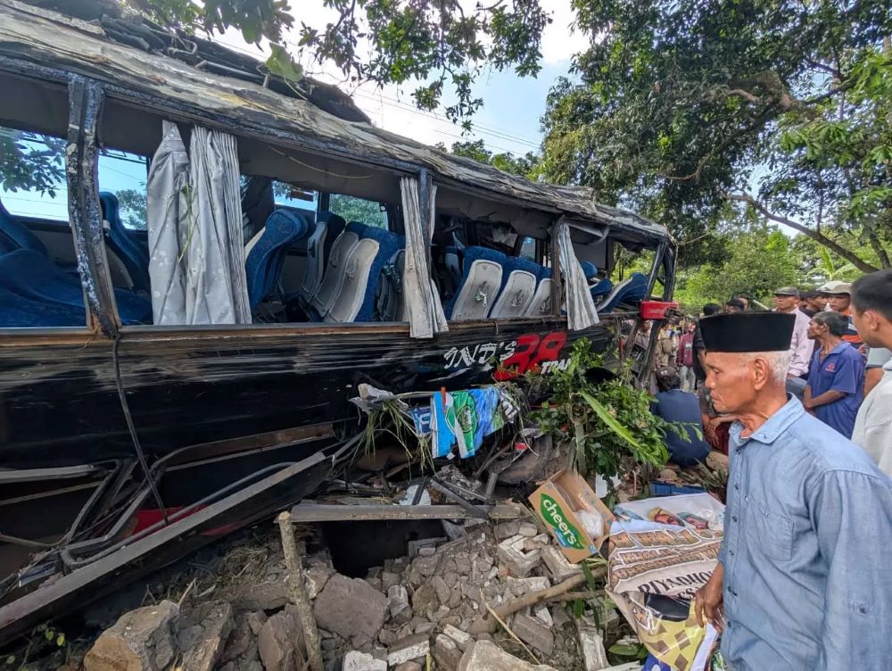 Bus Pariwisata yang kecelakaan di jalur wisata Bromo Probolinggo diduga akibat rem blong.