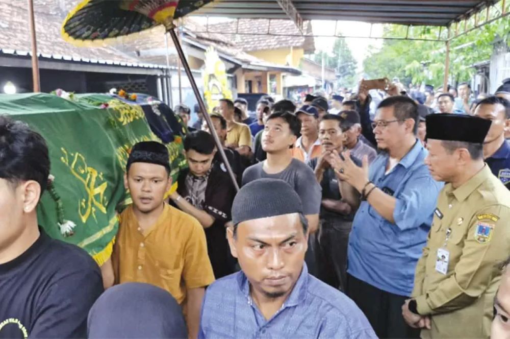 Warga mengantar jenazah dua bersaudara korban penusukan yang dihadiri Bupati Kudus.