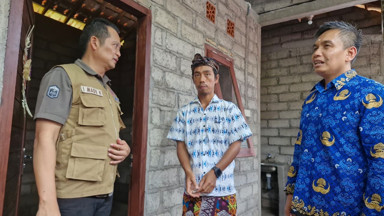 Bupati Jembrana I Made Kembang Hartawan bersama Wakil Bupati Gede Ngurah Patriana Krisna (Ipat) saat penyerahan bantuan bedah rumah warga Melaya.