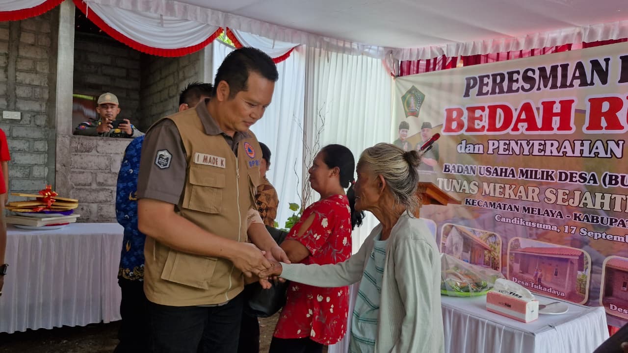 Bupati Jembrana I Made Kembang Hartawan bersama Wakil Bupati Gede Ngurah Patriana Krisna (Ipat) saat penyerahan bantuan bedah rumah warga Melaya.